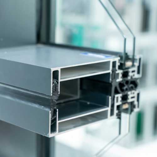 ventana con una carpintería de aluminio