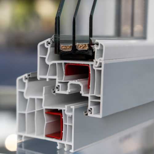 marco de una ventana con carpintería de pvc